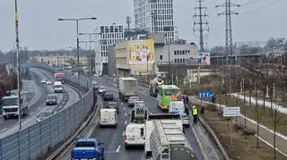 Sześć aut osobowych, betoniarka i autokar. Dwa zdarzenia w alei Prymasa Tysiąclecia 