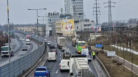 Sześć aut osobowych, betoniarka i autokar. Dwa zdarzenia w alei Prymasa Tysiąclecia 