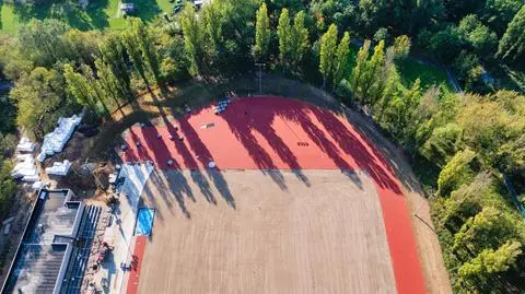 Stawiane są trybuny, widać zarys stawu. Trwają prace w kompleksie sportowym Skra