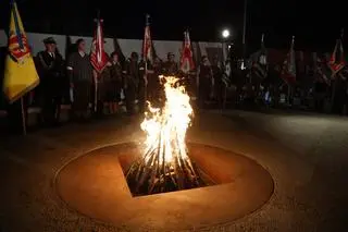 Uroczystość rozpalenia Ognia Pamięci na Kopcu Powstania Warszawskiego w Warszawie