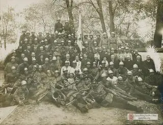 Mur jest widoczny na zdjęciu z lat 20. ubiegłego wieku. Fotografia przedstawia członków Garwolińskiej Straży Ogniowej 