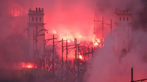 Uczestnicy marszu na moście Poniatowskiego