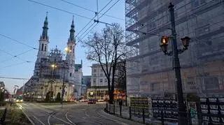 Przybywa rusztowań na placu Zbawiciela