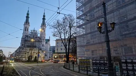 Przybywa rusztowań na placu Zbawiciela