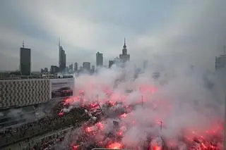 Uczestnicy marszu zbierają się na rondzie Dmowskiego