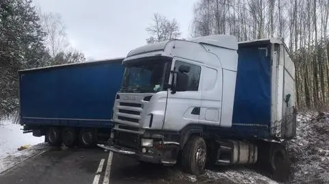 Ślisko na mazowieckich drogach. "Ciężarówka wpadła w poślizg, wypadł z niej ładunek płytek"