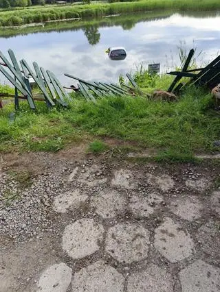 Samochód wjechał do stawu 