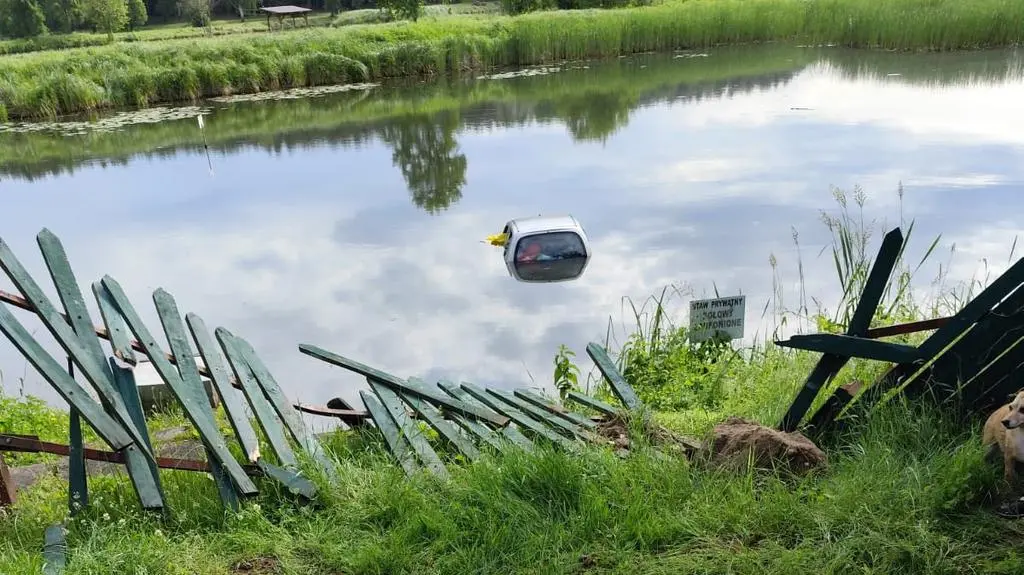 Zjechała z drogi i wpadła do stawu
