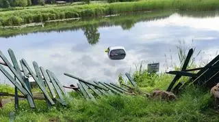 Zjechała z drogi i wpadła do stawu