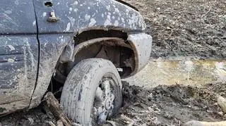 Zakopany pojazd terenowy w lesie na Targówku