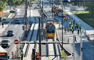 Tramwaj na nowym torowisku na św. Bonifacego (maj 2025 r.)