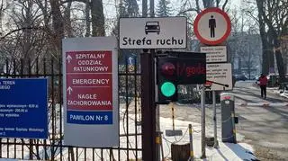 Karetce transportowa z pacjentką na pokładzie przez dwie godziny czekała przed SOR-em Szpitala Wolskiego