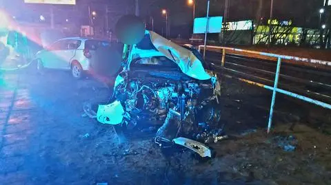 Przód jednego z aut przestał istnieć. Dwie osoby w szpitalu 