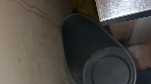 kapie z sufitu przy zlewie