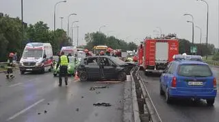 Samochód uderzył w barierki 