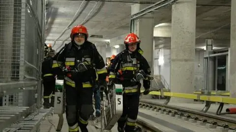 Pożar pociągu i ewakuacja. Ćwiczenia na II linii metra