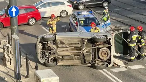 Zderzenie na Ochocie. Samochód na boku 