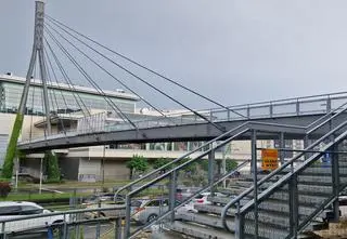 Rozbiorą kładkę przy galerii handlowej