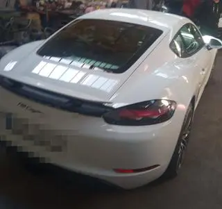 Skradzione na terenie Wawra porsche 