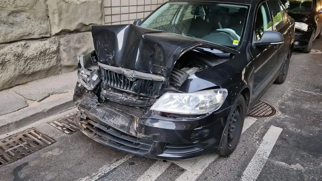 Trzy samochody zderzyły się na Trasie Łazienkowskiej