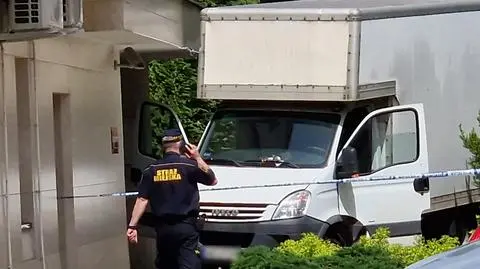 Samochód wjechał w budynek sądu na Bemowie