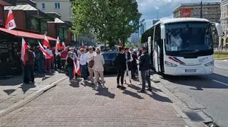 Uczestnicy zmierzający na marsz Trzaskowskiego