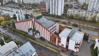 Panele fotowoltaiczne na dachu kościoła na Grochowie