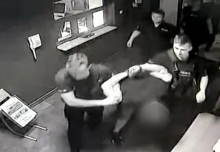 Demolował auto przed komendą policji
