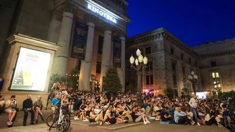 Plenerowy seans przed Kinoteką