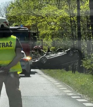 Samochód dachował na drodze wojewódzkiej 631 