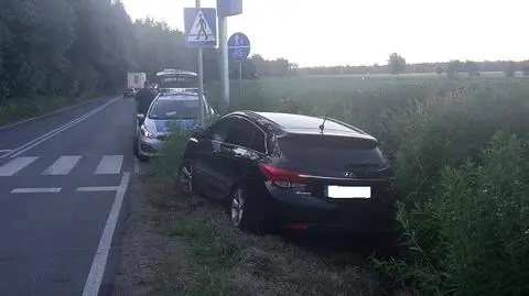 14-latek zabrał samochód matki, podróż zakończył w rowie. "Postanowił wybrać się nad morze"