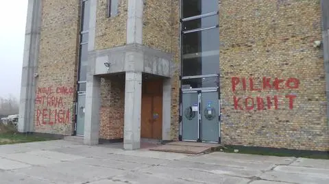 Hasła przeciwko decyzji TK ws. aborcji na fasadzie kościoła św. Mateusza