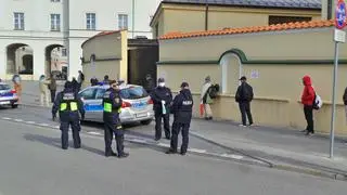 Policja rozdała bezdomnym maseczki