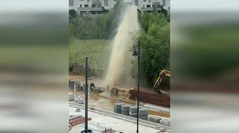 Słup wody na budowie tramwaju do Wilanowa