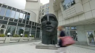 Monumentalna rzeźba "Tindaro" Igora Mitoraja na placu Trzech Krzyży w Warszawie