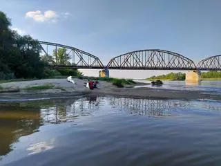 Poszukiwania na Wiśle przy moście kolejowym w Górze Kalwarii