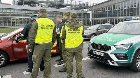 Funkcjonariusze kontrolują przewoźnika