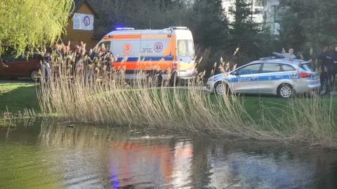 Policja: niania karmiła kaczki. Wózek z dzieckiem wpadł do wody