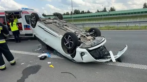 Dachowanie po zderzeniu. Policja: jeden z kierowców oddalił się