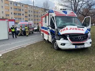 Zderzenie karetki i auta dostawczego na Sobieskiego