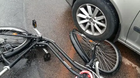 Po zderzeniu z innym samochodem wpadł na chodnik i uderzył w rower