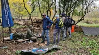 Uczestnicy poznali sposoby filtrowania wody