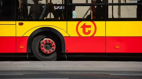 Drzwi autobusu przytrzasnęły nogę dziecka (zdjęcie ilustracyjne)