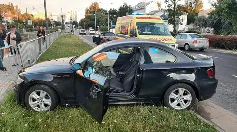 Kierowca wpadł w bariery przy rondzie Radosława