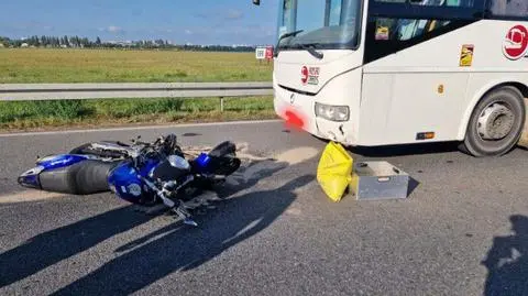 Motocyklista wyprzedzał, uderzył w auto ciężarowe. Zginął 