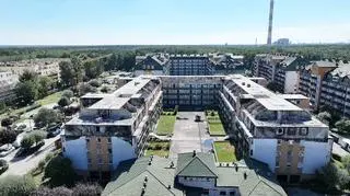 Blok w Ząbkach dwa miesiące po pożarze