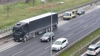 Zderzenie ciężarówki i dwóch aut osobowych na S8