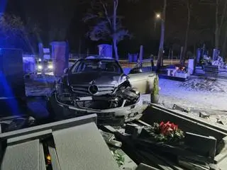 Samochód wjechał w groby na cmentarzu 