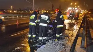 Pożar samochodu w alei Prymasa Tysiąclecia