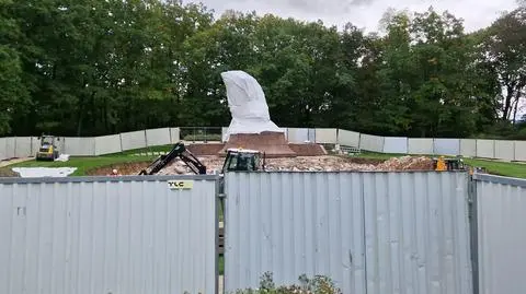 Zasłonięty pomnik w Łazienkach Królewskich
